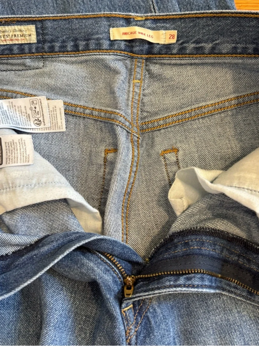 Levi’s Ribcage Wide Leg Medium Wash Size 28 - Picture 3 of 3